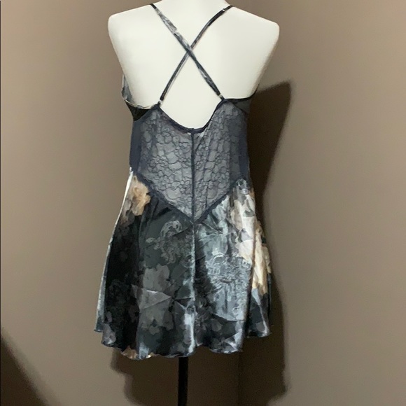 Négligée - Picture 2 of 3